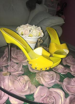 Шльопанці лимонного кольору