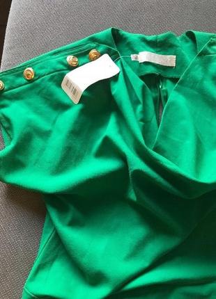 Яскраво-зелена коктейльна сукня незвичайного крою2 фото