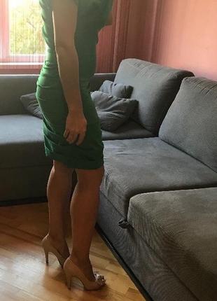 Яскраво-зелена коктейльна сукня незвичайного крою3 фото