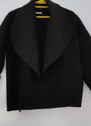 Накидка черно цвета.