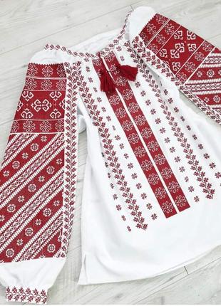 Яскрава вишита сорочка