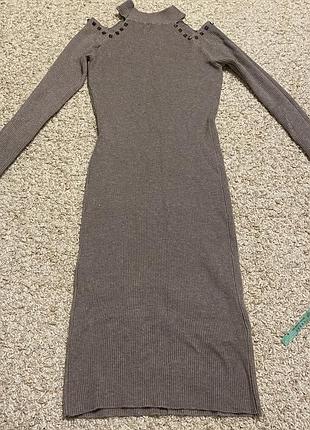 Тёплое вязаное облегающее платье миди с открытыми плечами