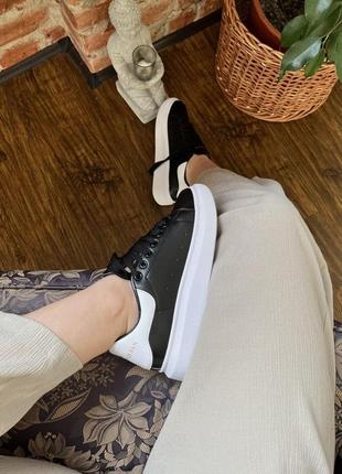 Женские кроссовки alexander mcqueen black white v2 / smb