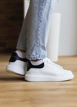 Женские кроссовки alexander mcqueen low white black lux (кожанный задник) / smb