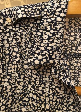 Очень красивая и стильная брендовая блузка в цветочках.