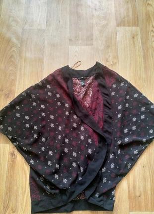 Шифоновая накидка с крутым принтом на спине.