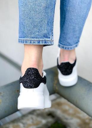 Жіночі кросівки alexander mcqueen low glitter white black / smb6 фото