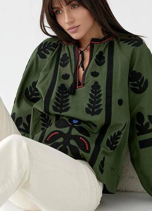 Оливкова жіноча блуза берегиня з квітковими орнаментами