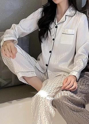 Піжама жіноча атласна у білому кольорі