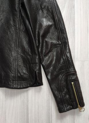 Шикарная кожаная куртка-косуха с золотистой фурнитурой италия5 фото