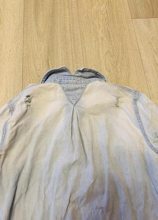Джинсовая рубашка ветровка куртка курточка плащ разрезы дырки с разрезами4 фото