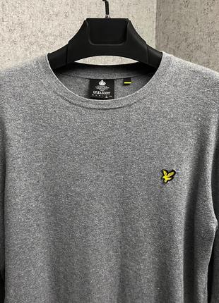 Серый свитер от бренда lyle scott