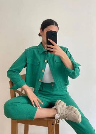 Костюм женский зеленый однотонный пиджак укороченный с карманами на пуговицах брюки на высокой посадке на пуговице с карманами качественный стильный