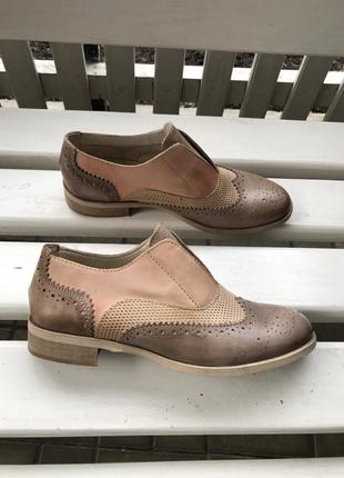 Нові,шкіряні туфлі,перфорація,оксфорди,броги, італія,38 розмір/25 см