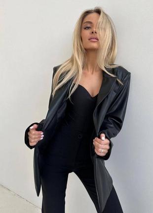 Жіночий шкіряний піджак жакет з плечиками карманами чорний весняний базовий2 фото