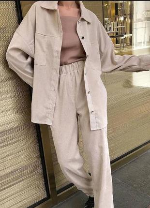 Костюм женский велюровый бежевый однотонный оверсайз рубашка с карманами на пуговицах брюки свободного кроя на высокой посадке с карманами
