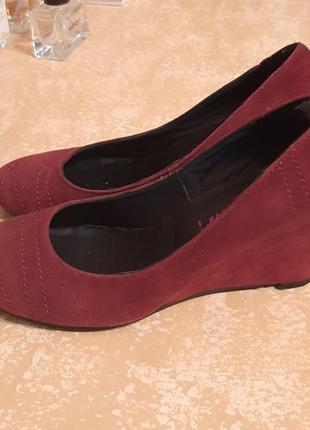 Туфли замшевые бордового цвета. высота танкетки 7 см. размер 39.