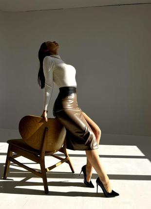Женская кожаная юбка миди черная мокко коричневая с вырезом базовая нарядная весенняя2 фото
