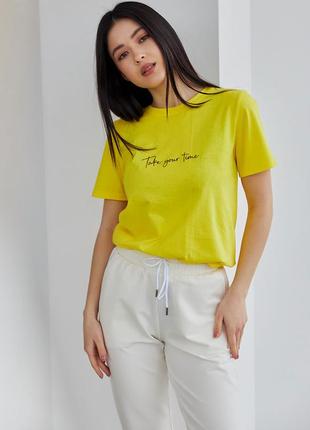 Актуальна футболка з фактурним принтом жовта