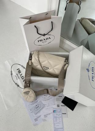 Женская стильная бежевая сумка тренд сезона prada