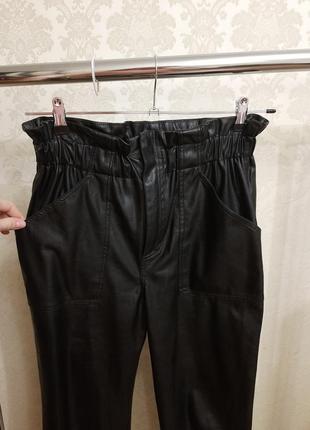 Черные прямые брюки из эко кожи2 фото