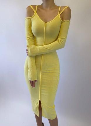 Платье трикотаж рубчик открытые плечи брители приталено с разрезом желтое