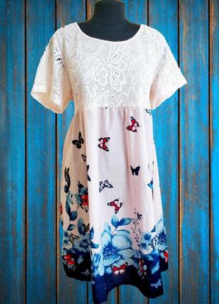 Легке персикове плаття з яскравим принтом та кружевом.