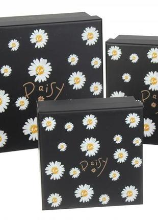 Подарункові коробки чорні з ромашками (комплект 3 шт), розм.l: 22*22*10 cм1 фото