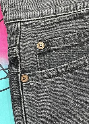 Укорочені щільні джинси з обрізаним низом та обрізаним колінами7 фото