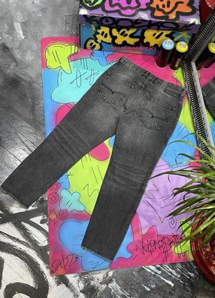 Укорочені щільні джинси з обрізаним низом та обрізаним колінами10 фото