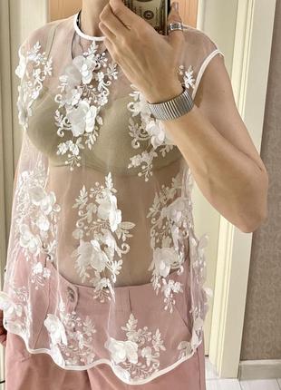 Прозрачная блузка с объемными цветами