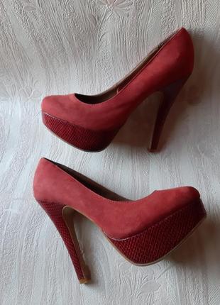 Красные туфли на каблуке3 фото