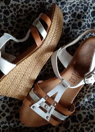 Кожаные светлые босоножки на танкетке