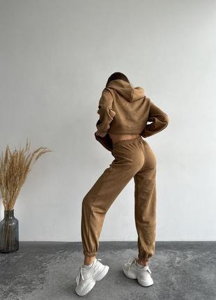 Женский спортивный костюм прогулочный замшевый черный коричневый молочный базовый джогеры кофта10 фото