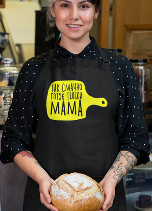 Фартук черный кухонный с принтом "так вкусно готовит только мама"