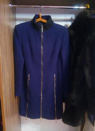 Стильное пальто в актуальном цвете.1 фото