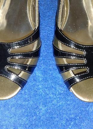 Женские босоножки.