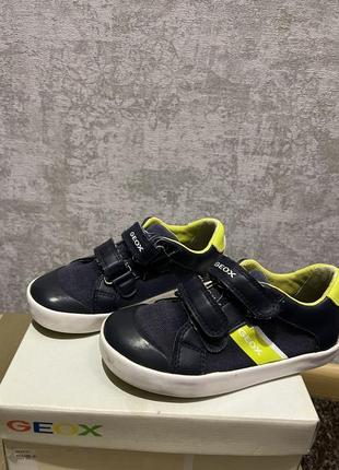 Дитячі кросівки фірми geox