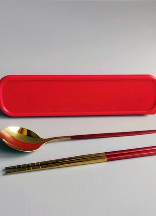 Комплект приборів для їжі у захисному кейсі червоний