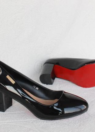 Красивые туфли 36, 38 размера на устойчивом каблуке