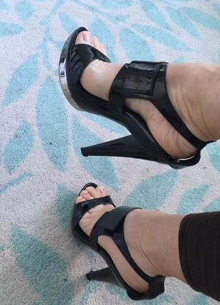 Розкішні лаковані босоніжки на підборах