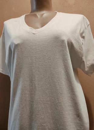 Біла футболка без бічних швів.