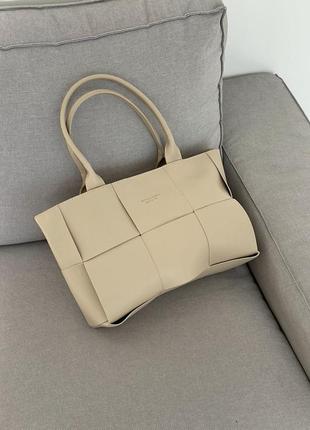Женская сумка bottega veneta arco tote 35 beige1 фото