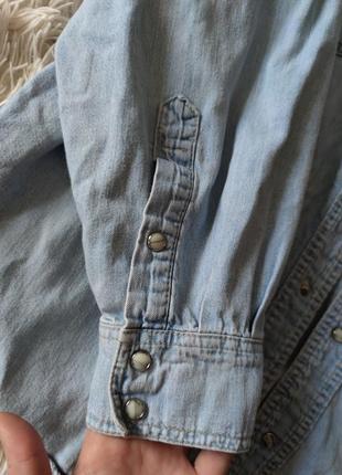 Актуальная джинсовая свободная рубашка рубашка с мужского плеча на кнопках4 фото