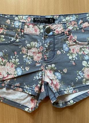 Джинсовые шорты в цветочный принт1 фото