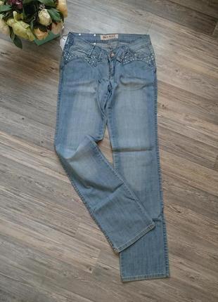 Голубые джинсы с вышивкой на карманах р.284 фото