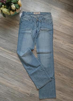 Голубые джинсы с вышивкой на карманах р.285 фото
