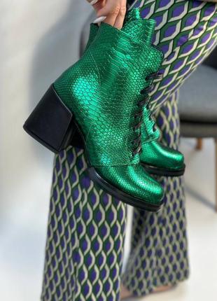 Яскраві зелені блискучі ботильйони з ексклюзивної шкіри багато кольорів