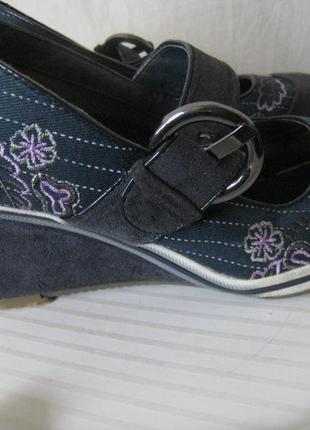 Туфли замшево-тканевые с вышивкой на танкетке1 фото