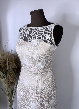 Платье вечернее корсетное без рукавов с кружевом бежевая белая3 фото